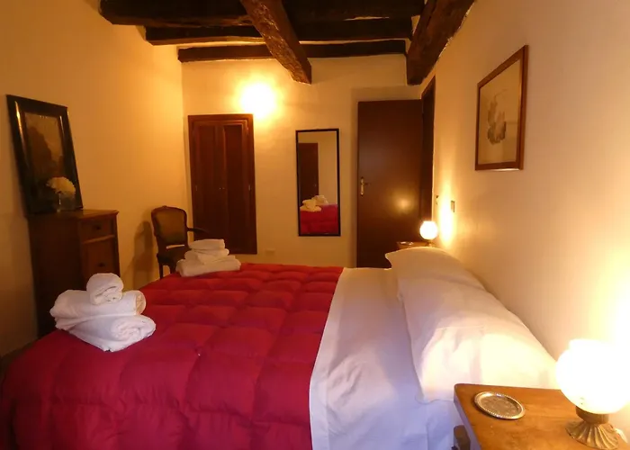 Scappo In Umbria, Nel Vicolo