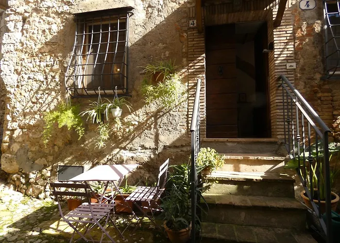Scappo In Umbria, Nel Vicolo
