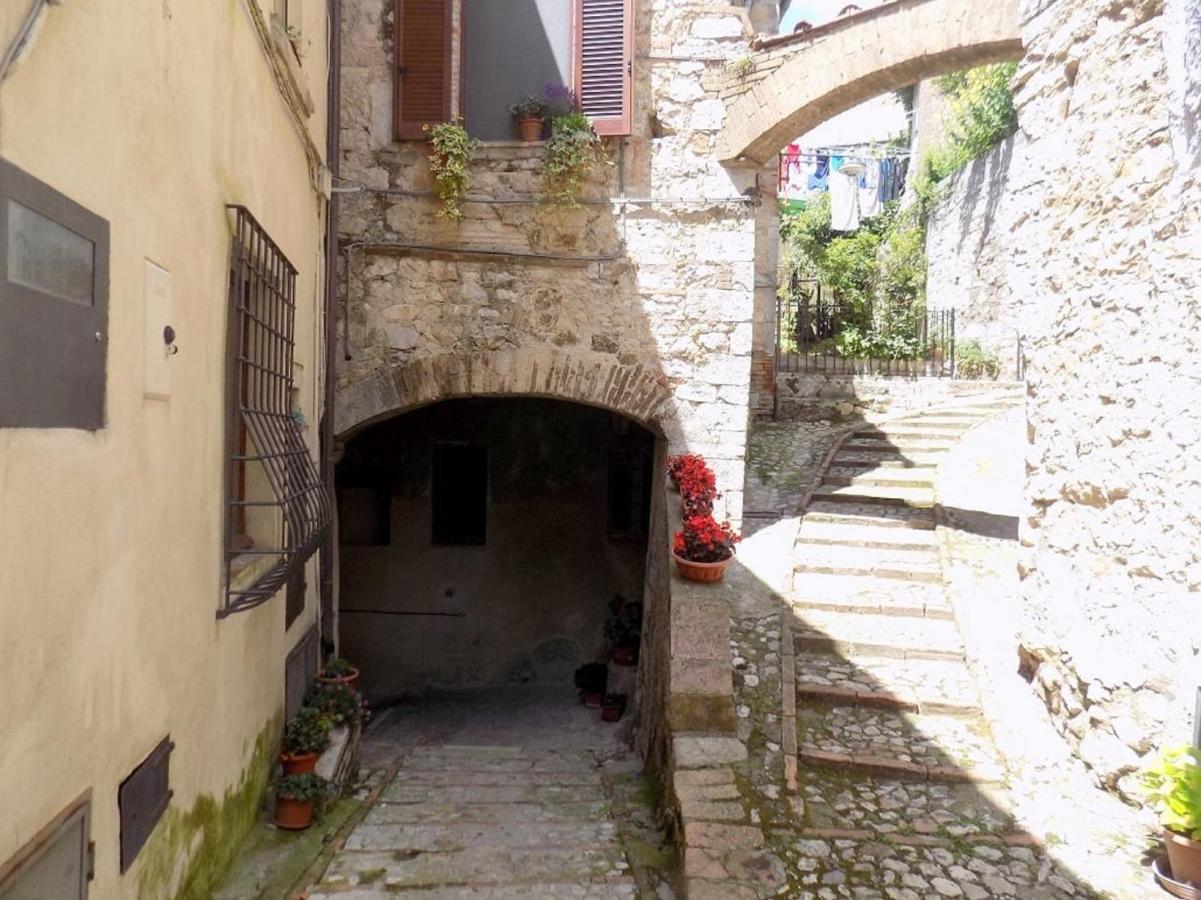 Scappo In Umbria, Nel Vicolo