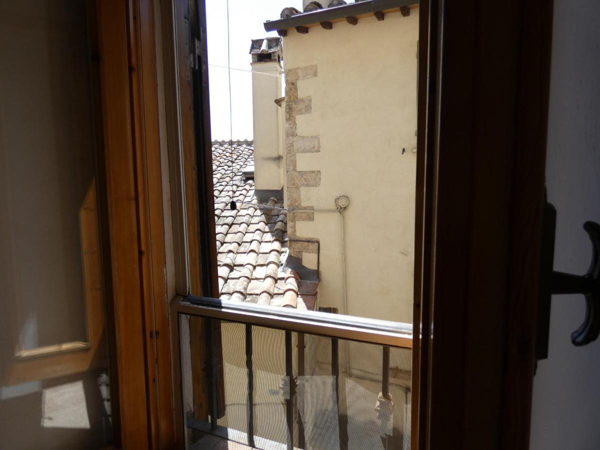 Scappo In Umbria, Nel Vicolo