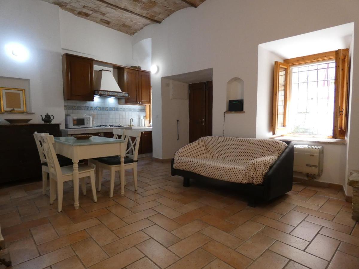 Scappo In Umbria, Nel Vicolo