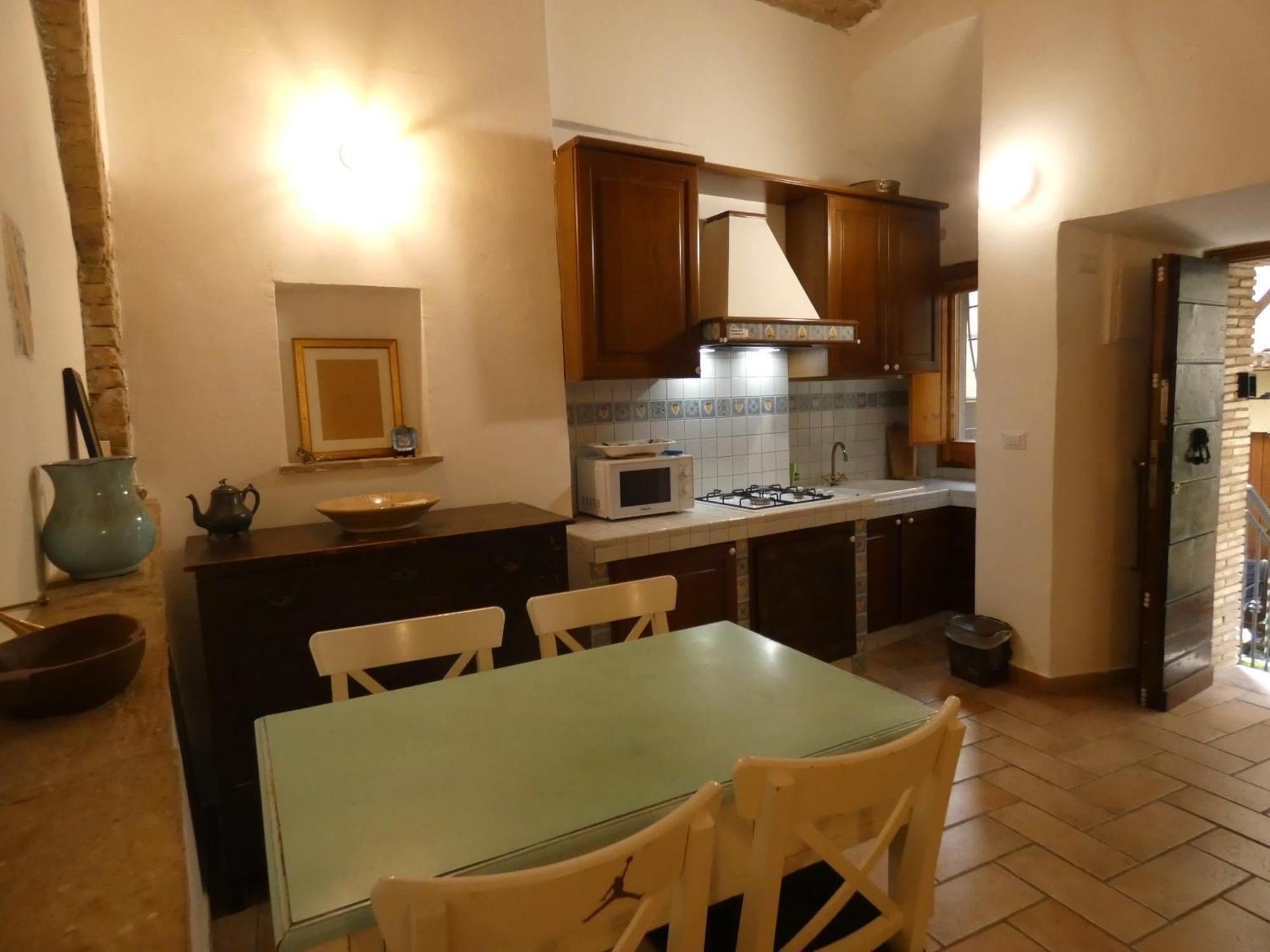 Scappo In Umbria, Nel Vicolo