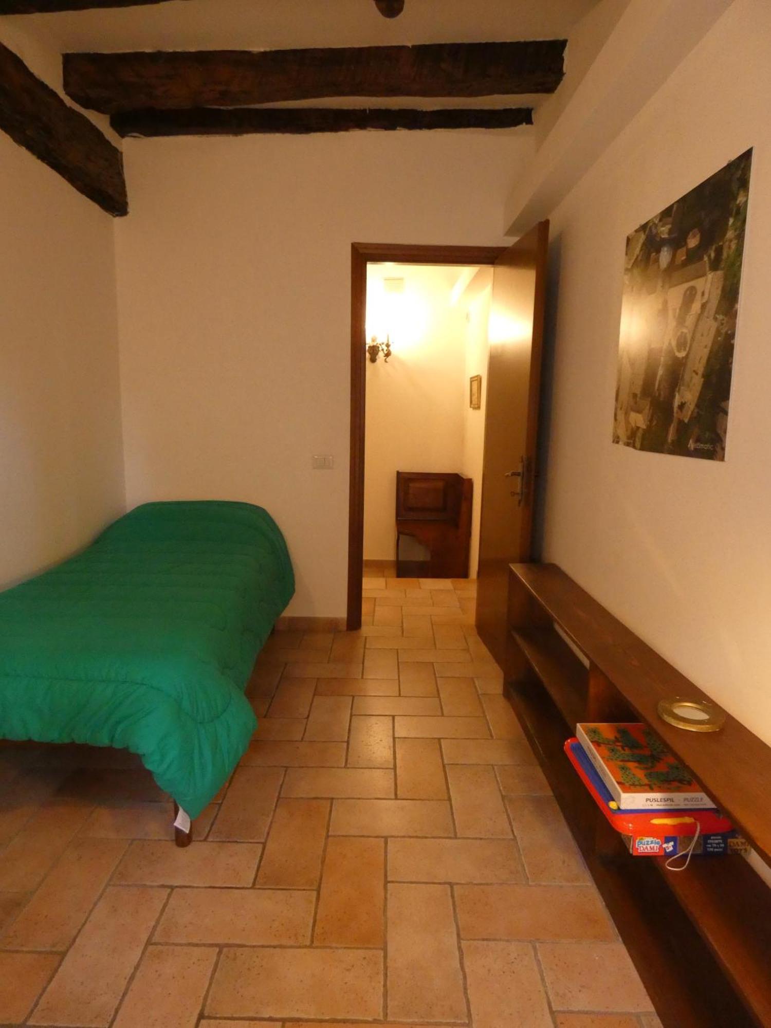 Scappo In Umbria, Nel Vicolo