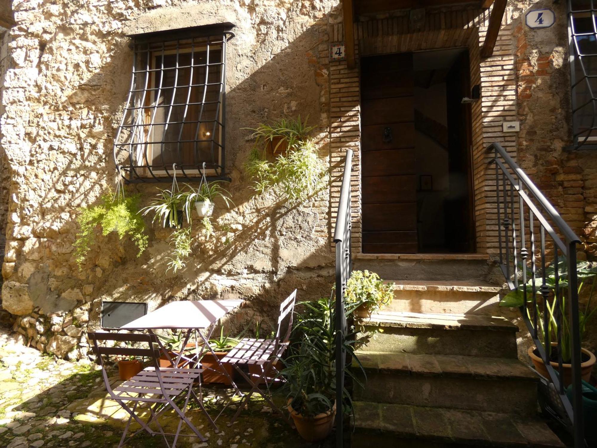 Scappo In Umbria, Nel Vicolo Amelia